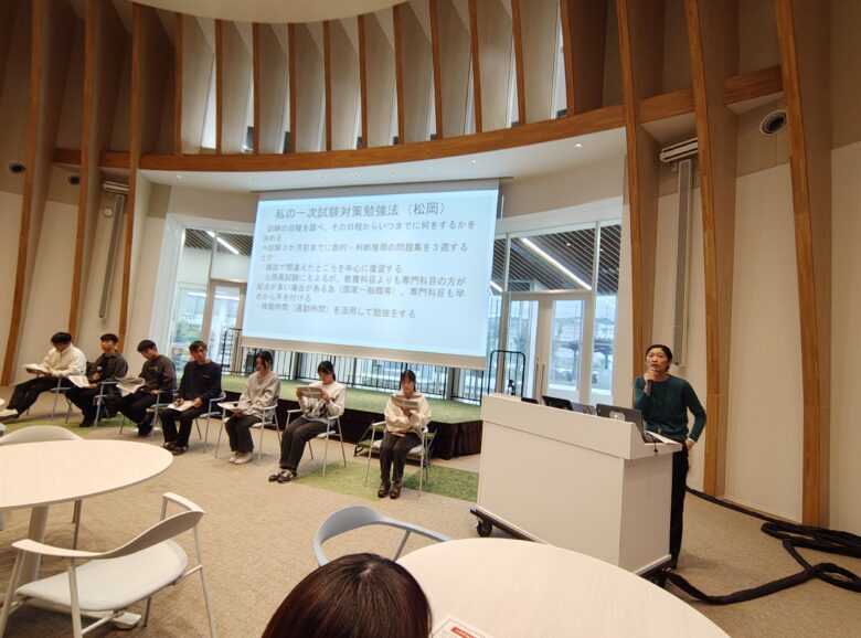 公務員試験合格者座談会を開催しました